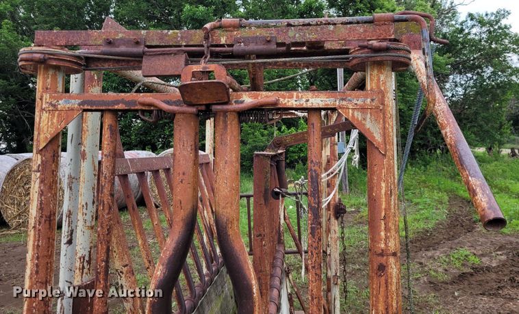 image for item DK1892 WW 39535  livestock squeeze chute