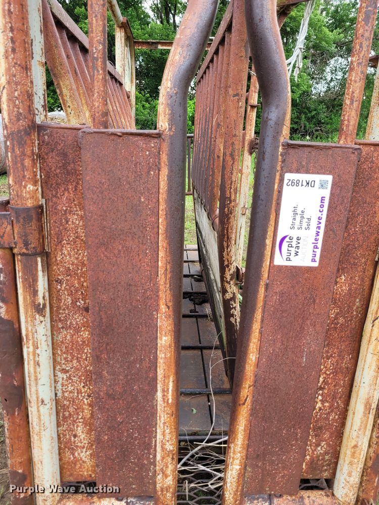image for item DK1892 WW 39535  livestock squeeze chute