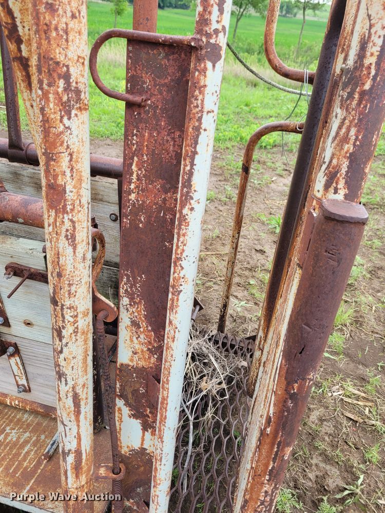 image for item DK1892 WW 39535  livestock squeeze chute