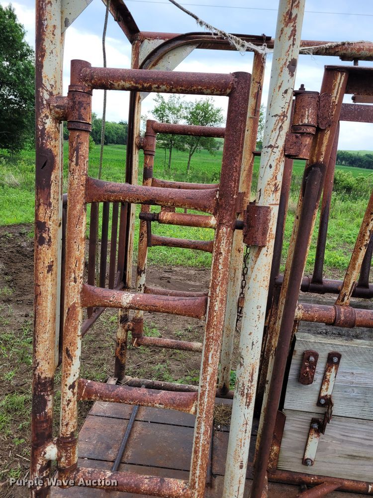 image for item DK1892 WW 39535  livestock squeeze chute