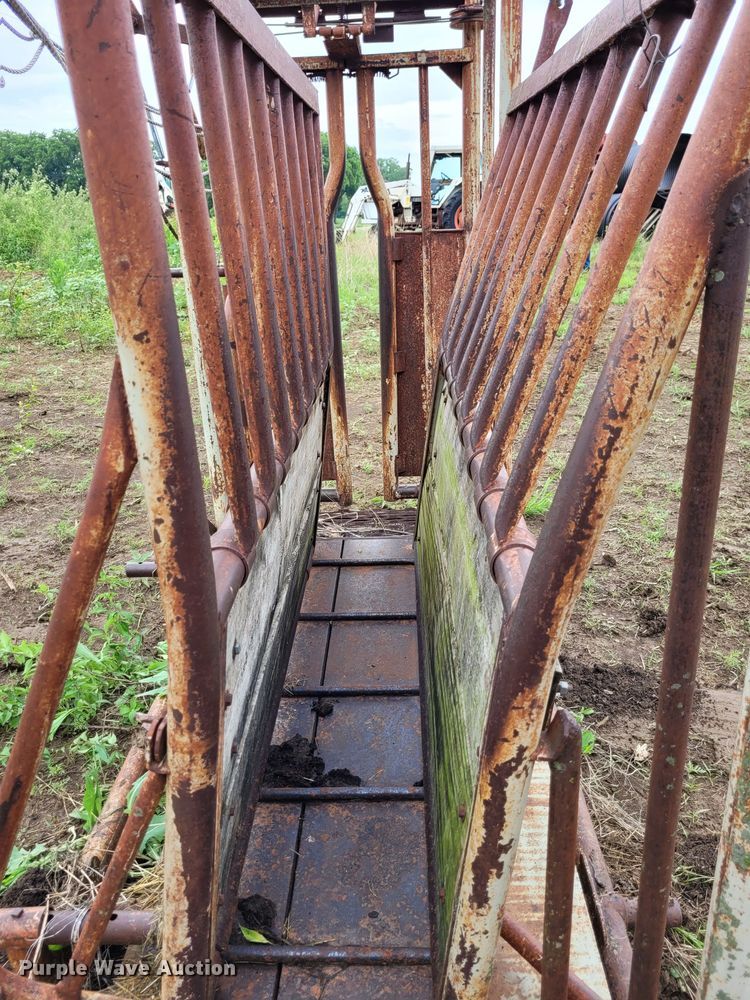 image for item DK1892 WW 39535  livestock squeeze chute