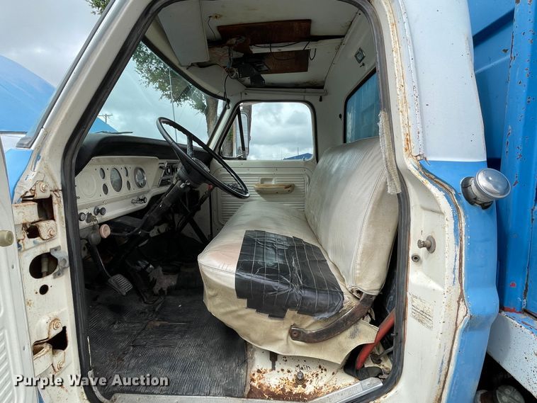 image for item DN4657 1970 Ford 600  grain truck