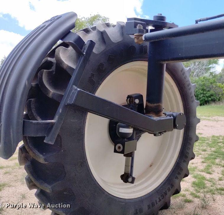 image for item DN6475 2013 Apache AS1220  sprayer