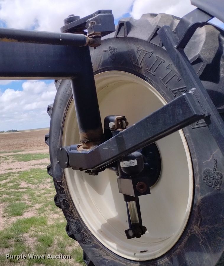 image for item DN6475 2013 Apache AS1220  sprayer