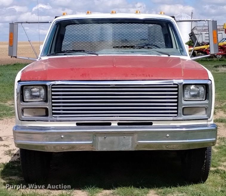 image for item DN6477 1981 Ford F350  flatbed pickup truck