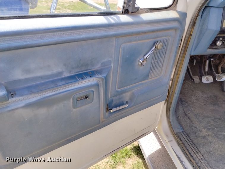 image for item DN6477 1981 Ford F350  flatbed pickup truck