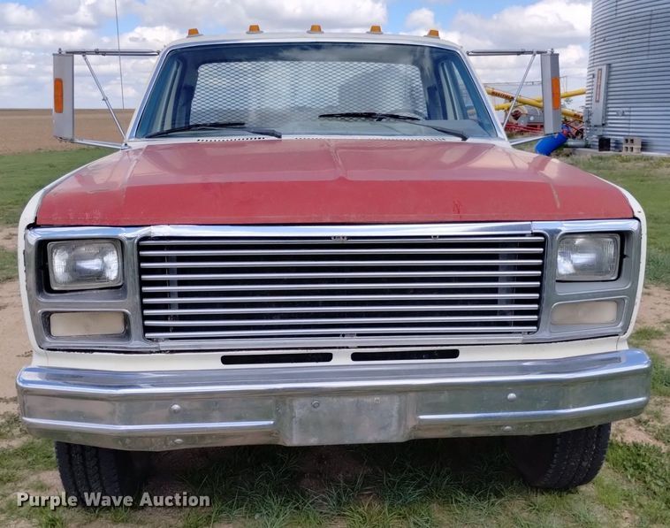 image for item DN6477 1981 Ford F350  flatbed pickup truck