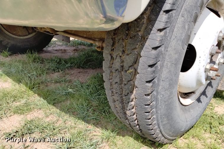 image for item DN6477 1981 Ford F350  flatbed pickup truck