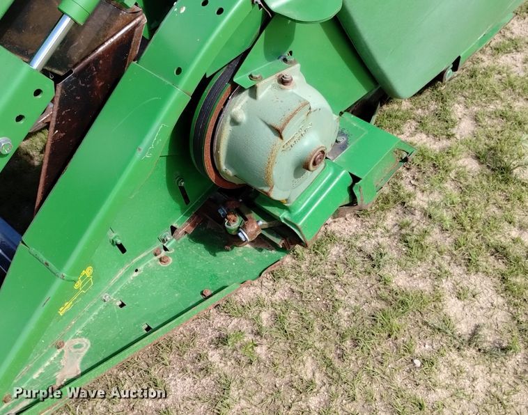 image for item DN6478 2001 John Deere 930R  rigid head