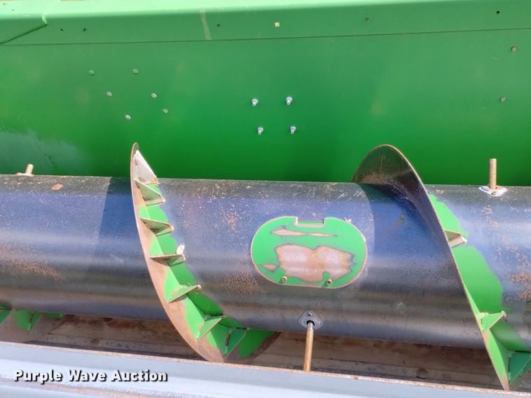 image for item DN6478 2001 John Deere 930R  rigid head