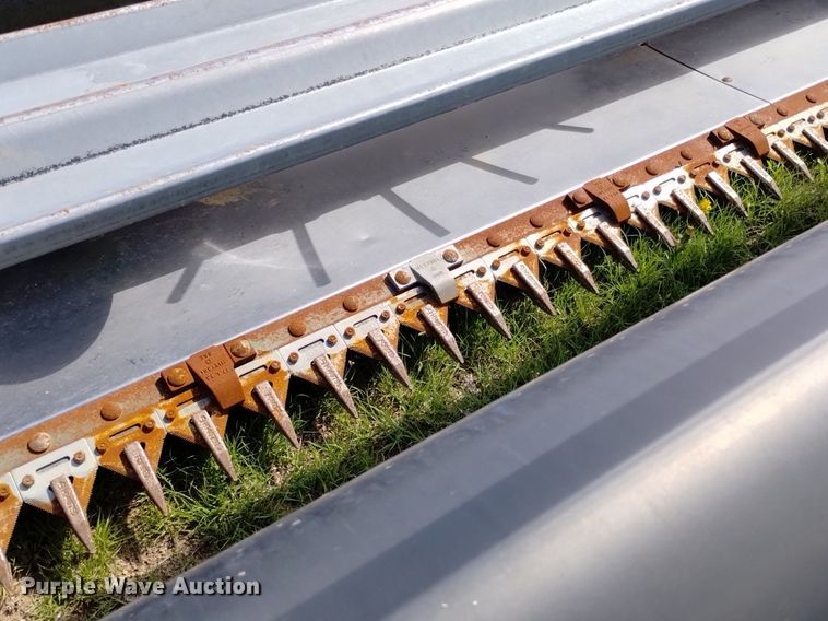 image for item DN6478 2001 John Deere 930R  rigid head