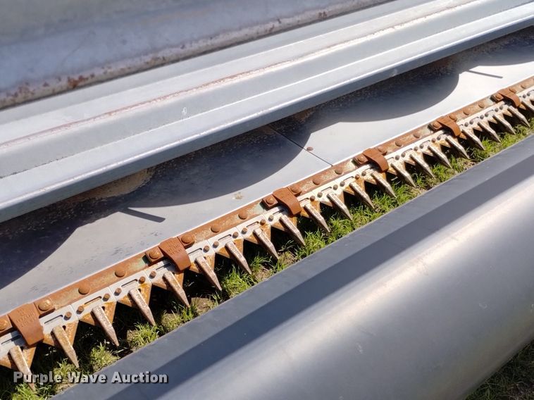 image for item DN6478 2001 John Deere 930R  rigid head