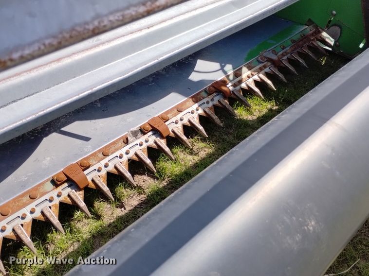 image for item DN6478 2001 John Deere 930R  rigid head