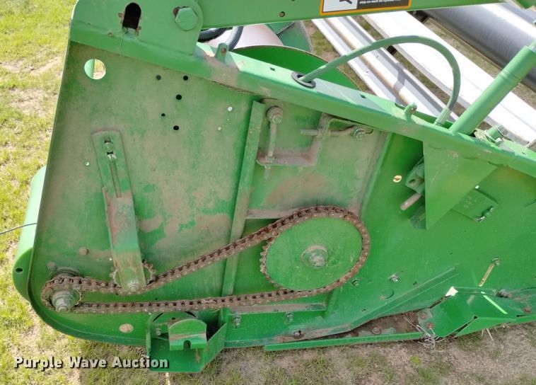 image for item DN6478 2001 John Deere 930R  rigid head