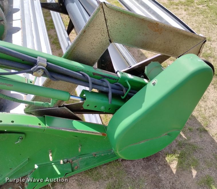 image for item DN6478 2001 John Deere 930R  rigid head