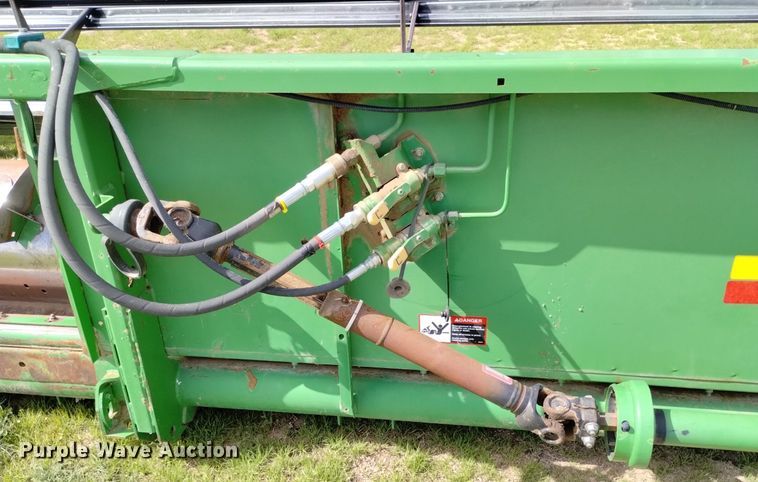 image for item DN6478 2001 John Deere 930R  rigid head