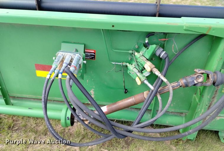 image for item DN6478 2001 John Deere 930R  rigid head