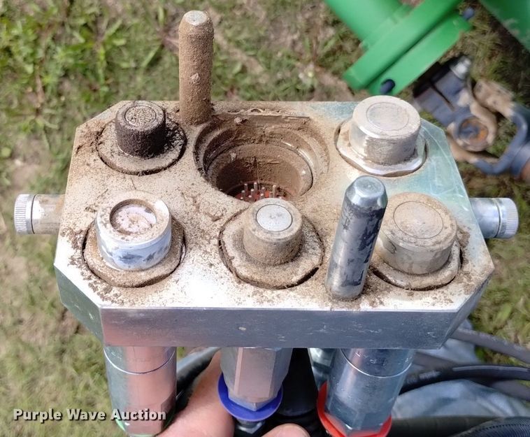 image for item DN6478 2001 John Deere 930R  rigid head