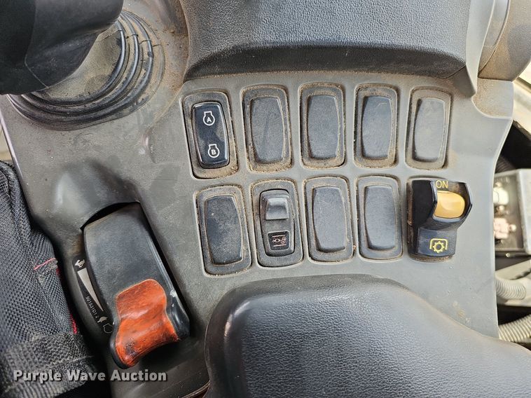 image for item DO2704 Challenger MT765C  tractor