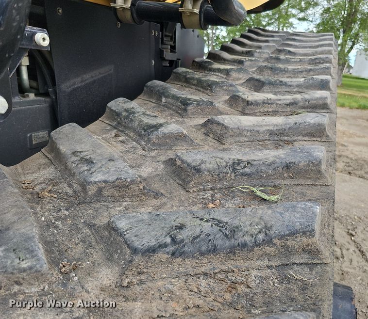 image for item DO2704 Challenger MT765C  tractor