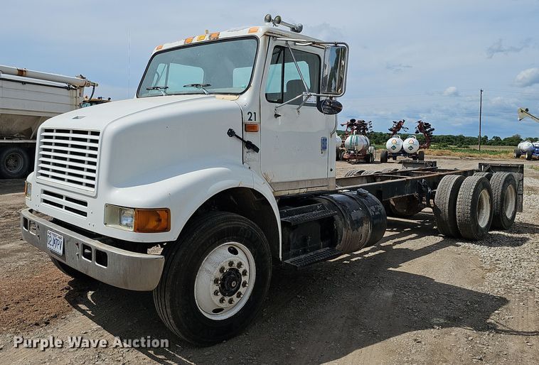 image for item DO2714 1993 International 8100  truck cab and chassis