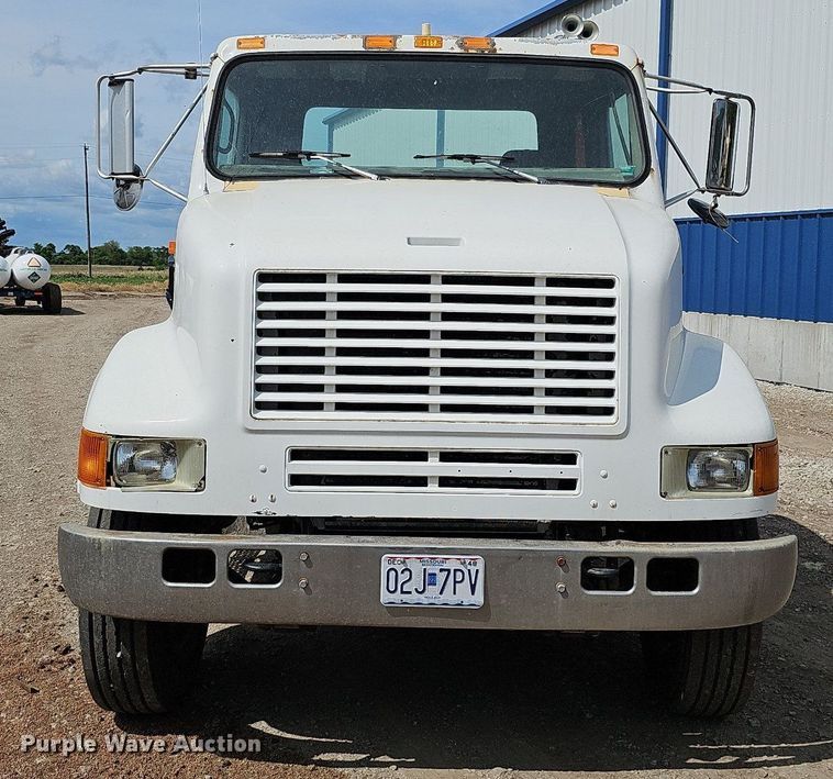 image for item DO2714 1993 International 8100  truck cab and chassis