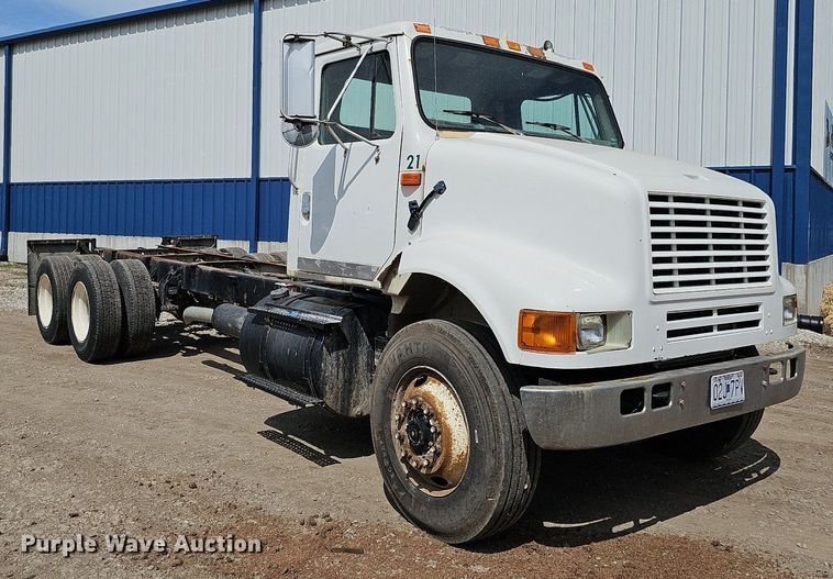 image for item DO2714 1993 International 8100  truck cab and chassis