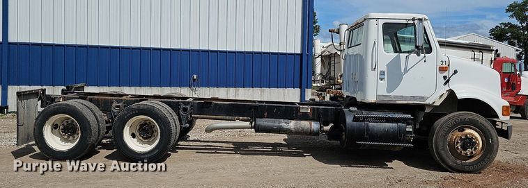 image for item DO2714 1993 International 8100  truck cab and chassis