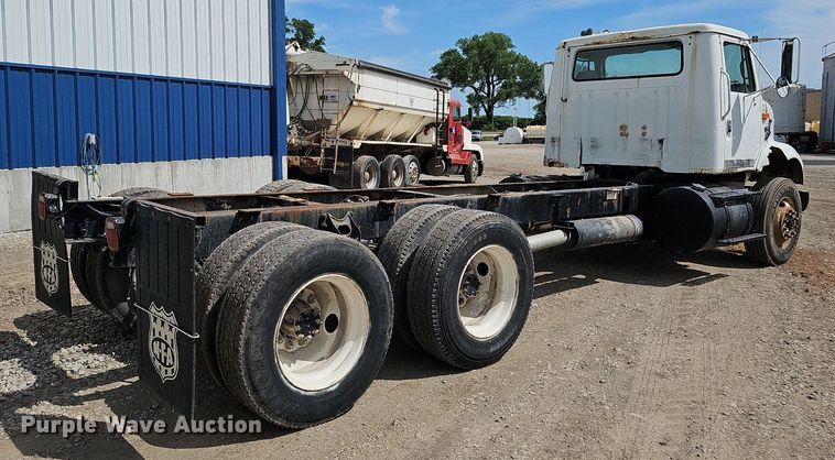 image for item DO2714 1993 International 8100  truck cab and chassis