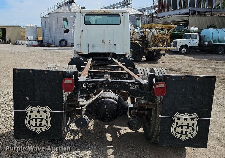 image for item DO2714 1993 International 8100  truck cab and chassis