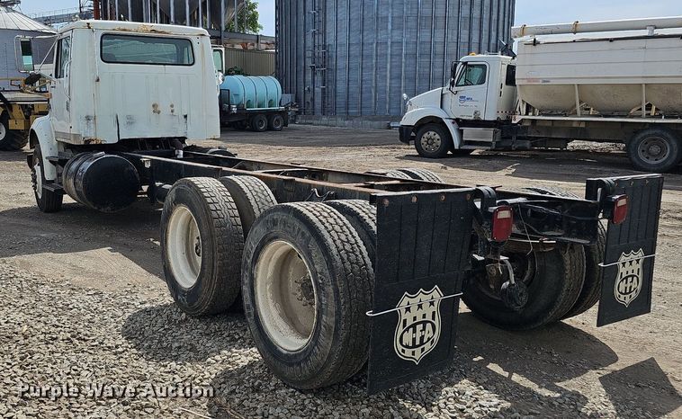 image for item DO2714 1993 International 8100  truck cab and chassis