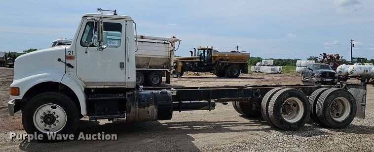 image for item DO2714 1993 International 8100  truck cab and chassis