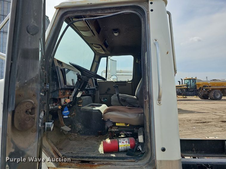 image for item DO2714 1993 International 8100  truck cab and chassis