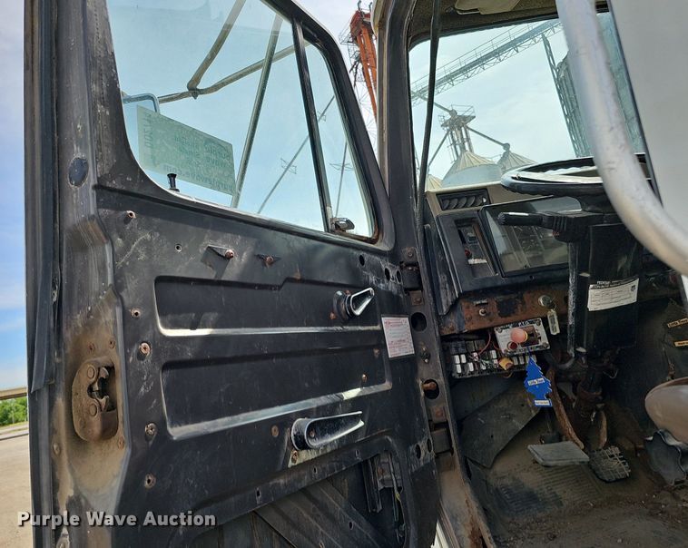 image for item DO2714 1993 International 8100  truck cab and chassis