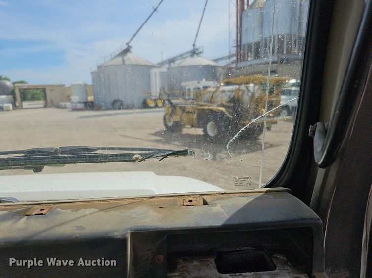 image for item DO2714 1993 International 8100  truck cab and chassis