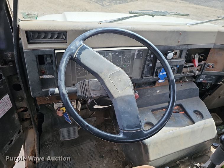 image for item DO2714 1993 International 8100  truck cab and chassis