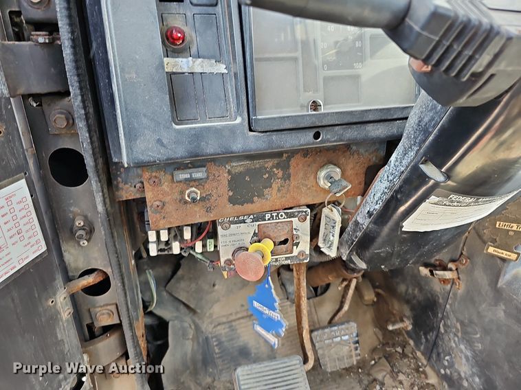 image for item DO2714 1993 International 8100  truck cab and chassis