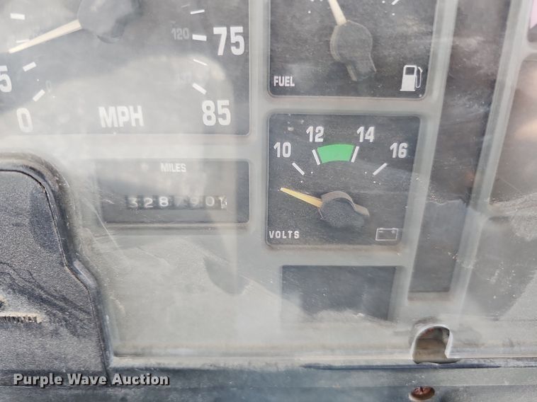 image for item DO2714 1993 International 8100  truck cab and chassis