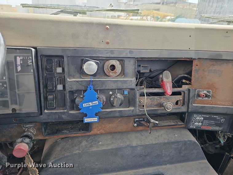 image for item DO2714 1993 International 8100  truck cab and chassis