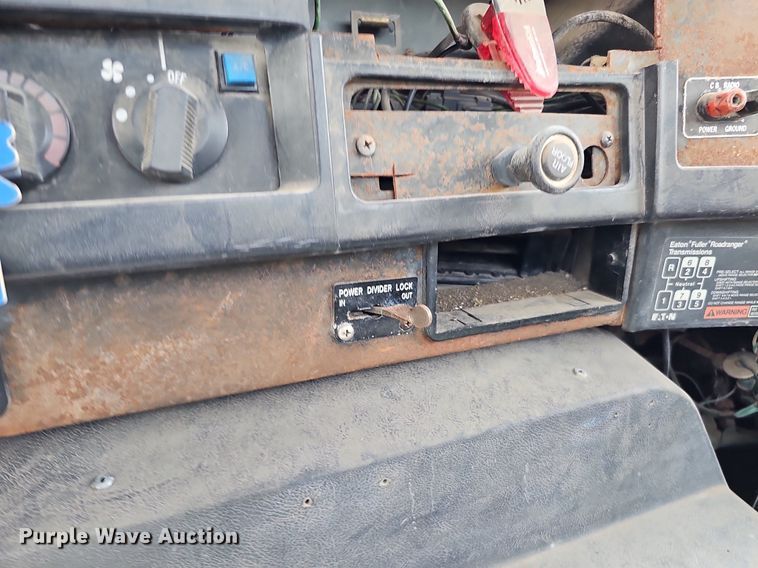 image for item DO2714 1993 International 8100  truck cab and chassis