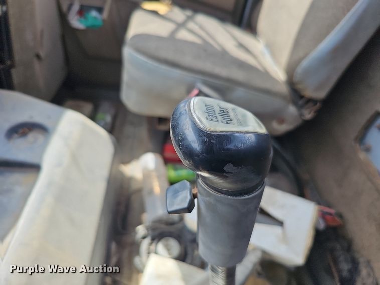 image for item DO2714 1993 International 8100  truck cab and chassis