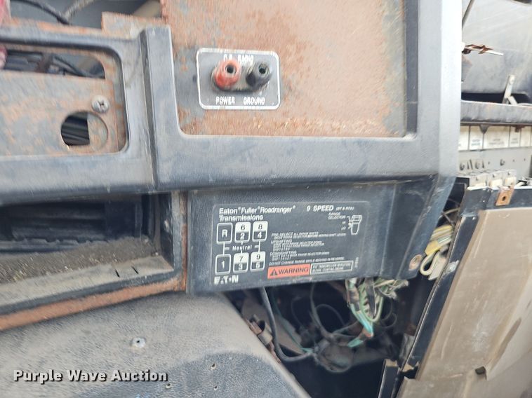 image for item DO2714 1993 International 8100  truck cab and chassis