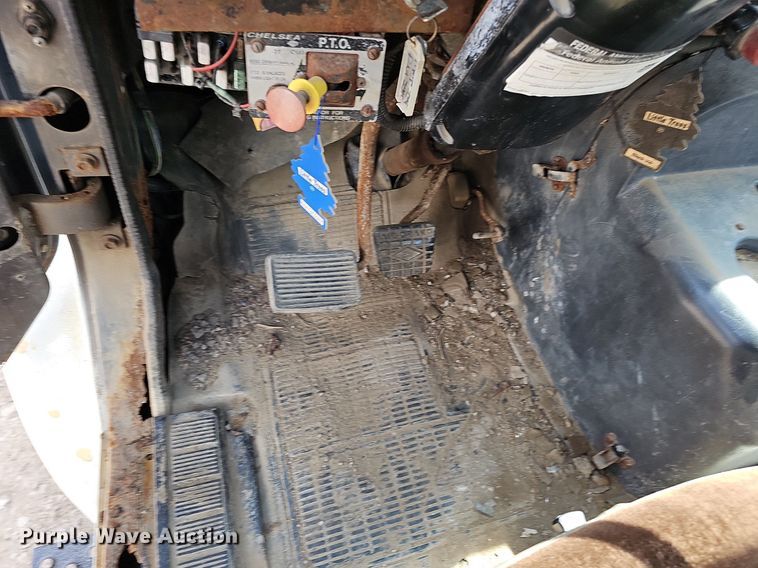 image for item DO2714 1993 International 8100  truck cab and chassis