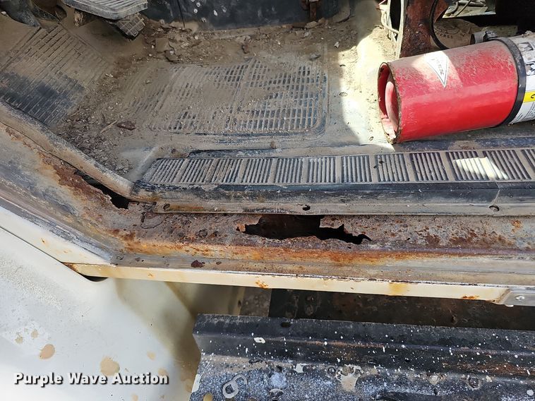 image for item DO2714 1993 International 8100  truck cab and chassis