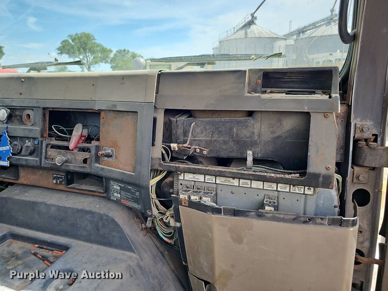 image for item DO2714 1993 International 8100  truck cab and chassis