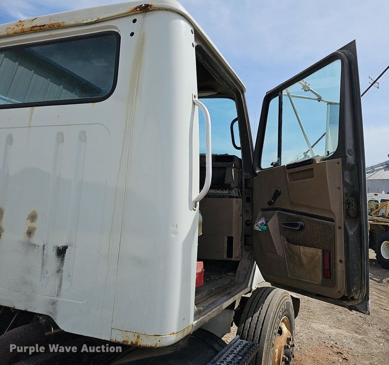 image for item DO2714 1993 International 8100  truck cab and chassis