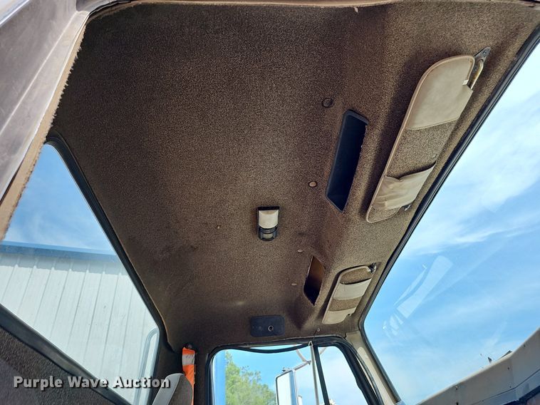 image for item DO2714 1993 International 8100  truck cab and chassis