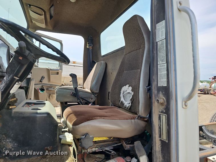 image for item DO2714 1993 International 8100  truck cab and chassis