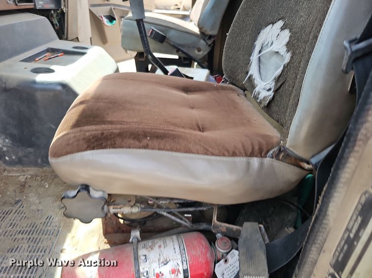 image for item DO2714 1993 International 8100  truck cab and chassis