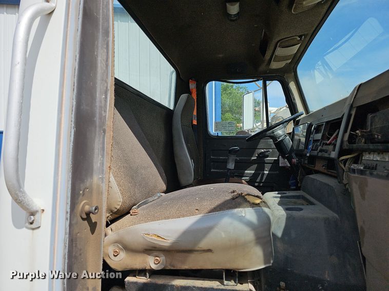 image for item DO2714 1993 International 8100  truck cab and chassis